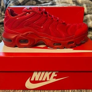 Nike air max plus university red size 6.5 in kid but fits a women 8-8.5